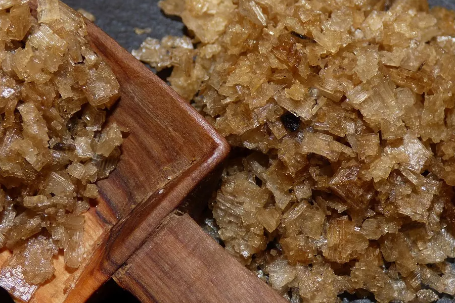 Geräucherte Salzstücke auf Holzlöffel